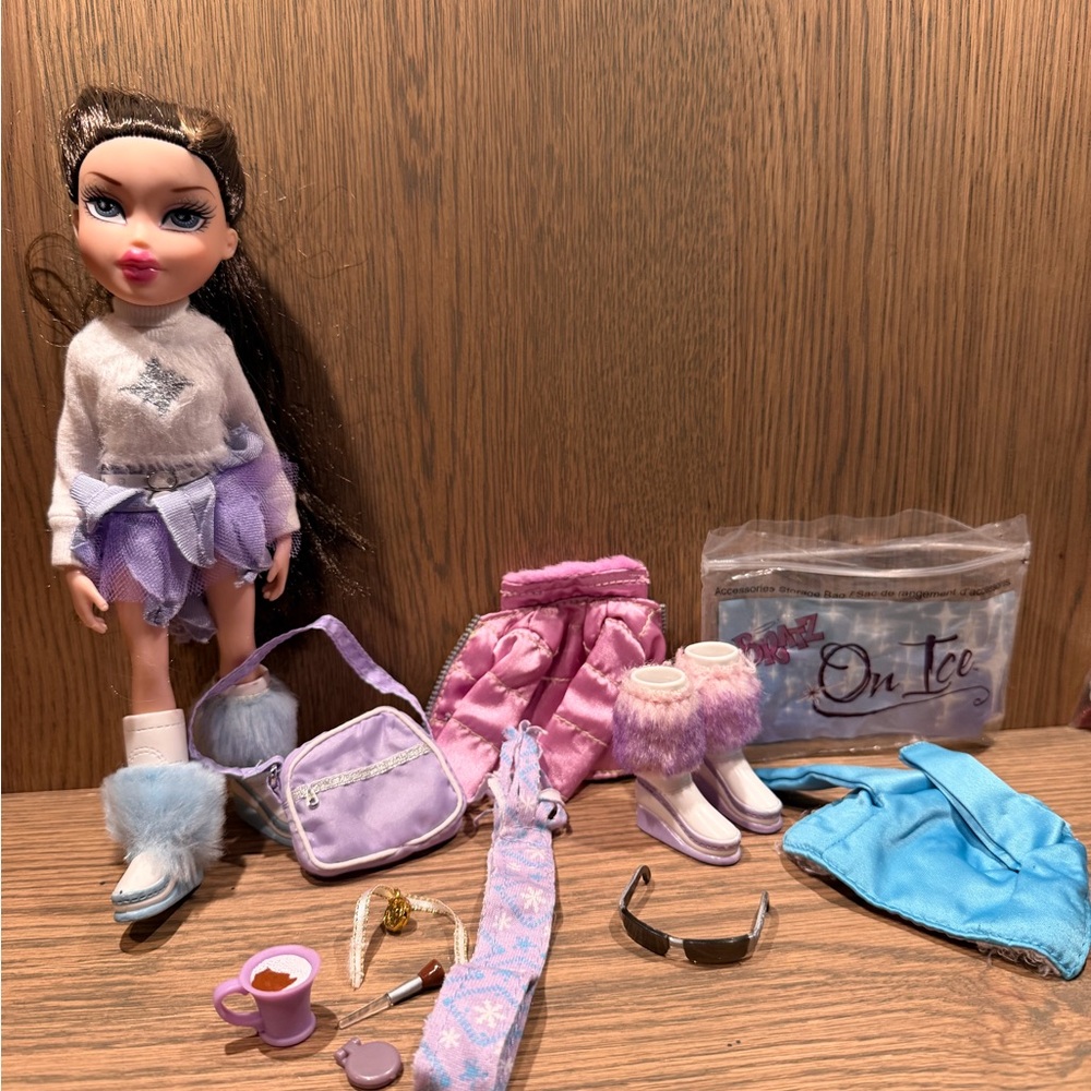 Bratz Ice Champions Dana with extra Accessories - Purple and Blue